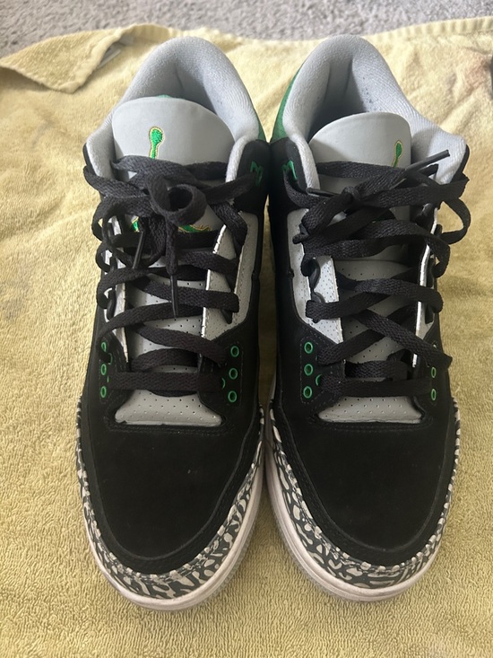 Preowned size 10 1/2 Jordan 3 main image 4
